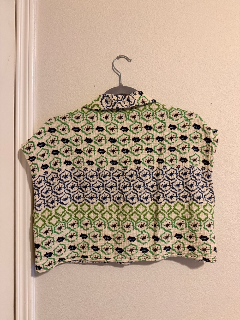 Zara Patterned Green and Navy Button-Front Cropped Top - Picture 5 of 8